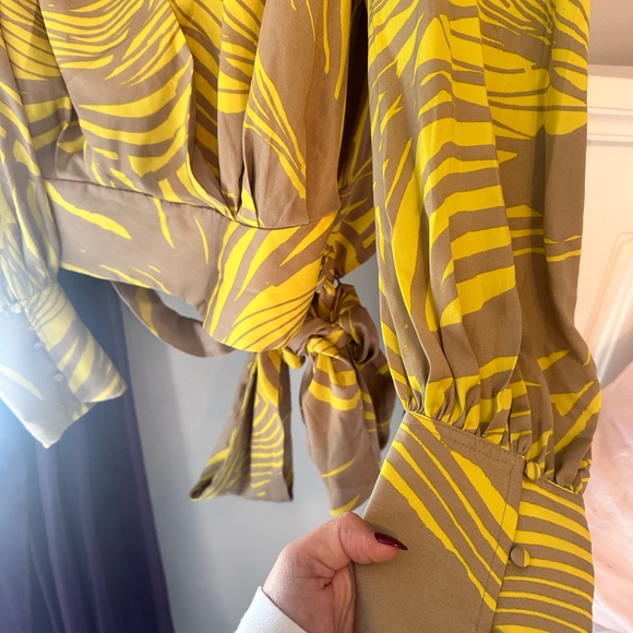 Banana Republic Women’s cropped wrap top with removable tie - Picture 5 of 9